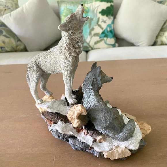 Howling And Sitting Wolves Figurine Sculpture - Picture 3 of 12